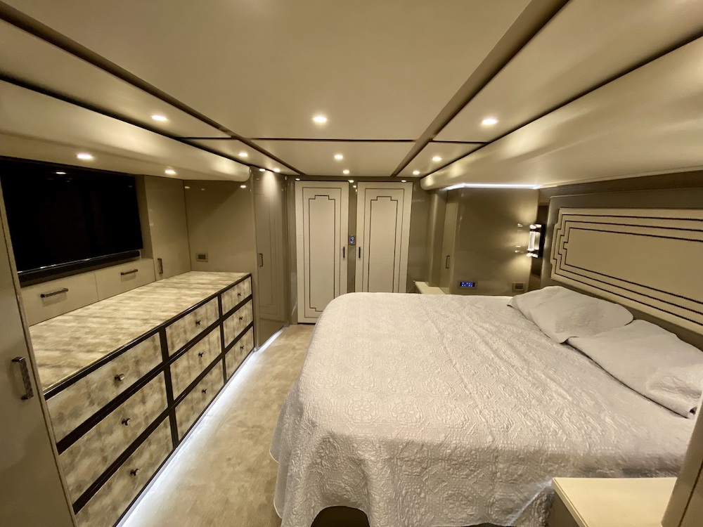 2015 Prevost Featherlite H3-45 For Sale