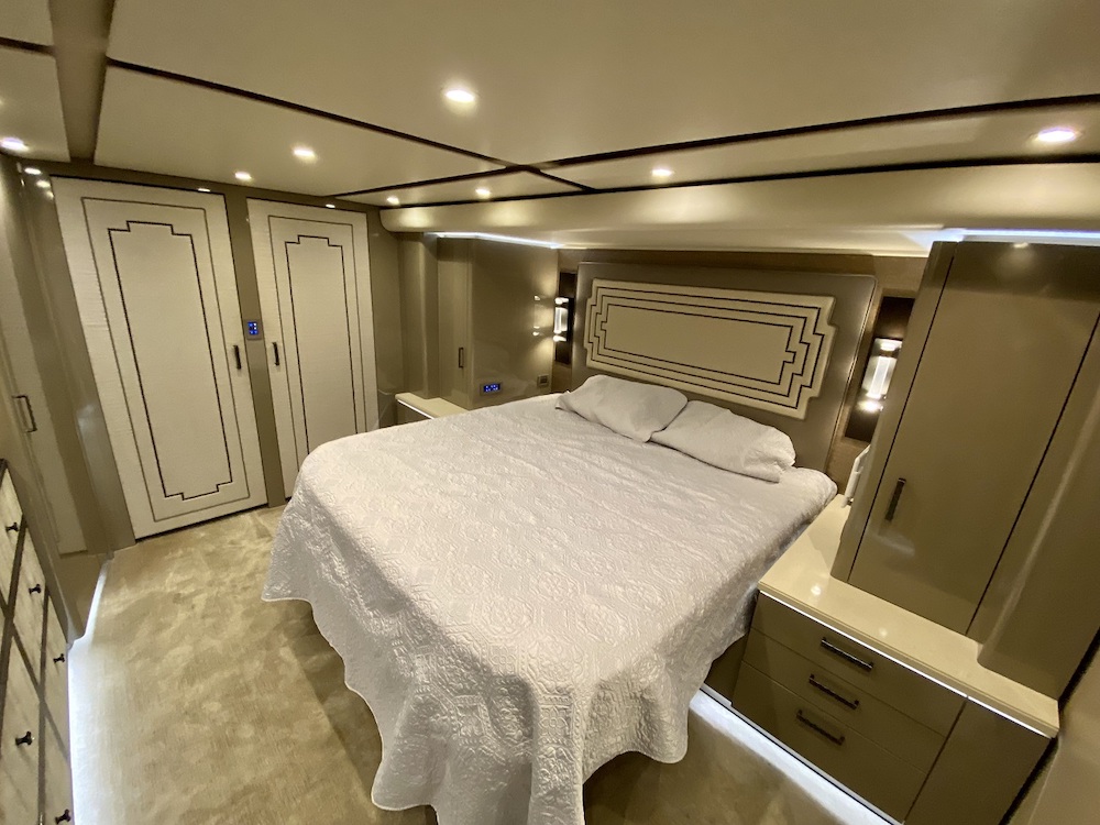 2015 Prevost Featherlite H3-45 For Sale