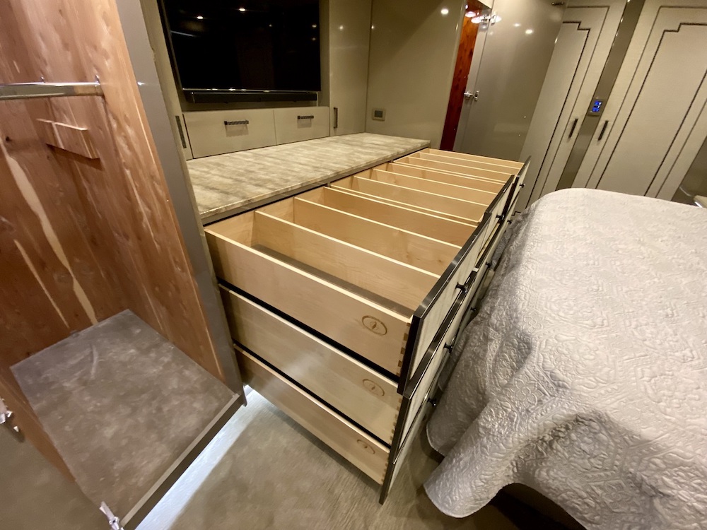 2015 Prevost Featherlite H3-45 For Sale