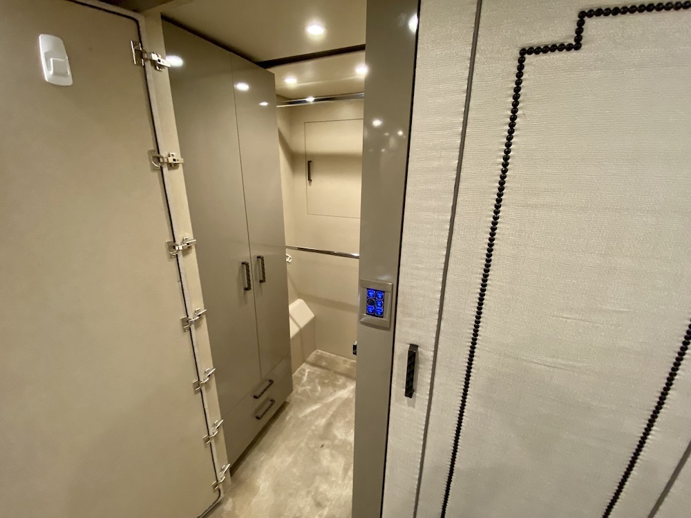 2015 Prevost Featherlite H3-45 For Sale