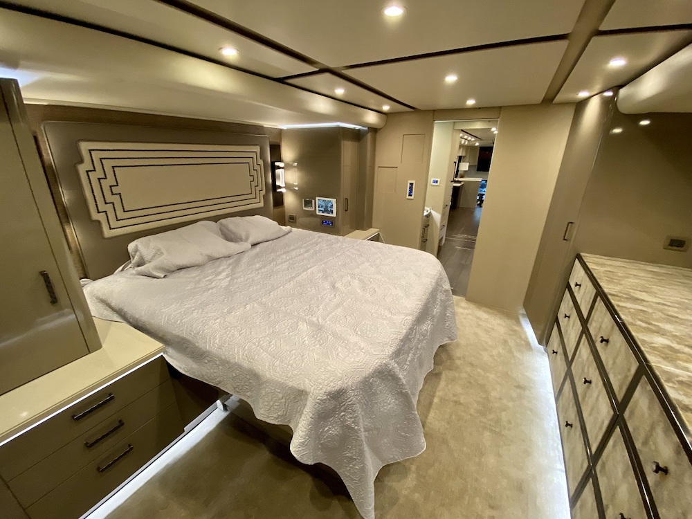 2015 Prevost Featherlite H3-45 For Sale