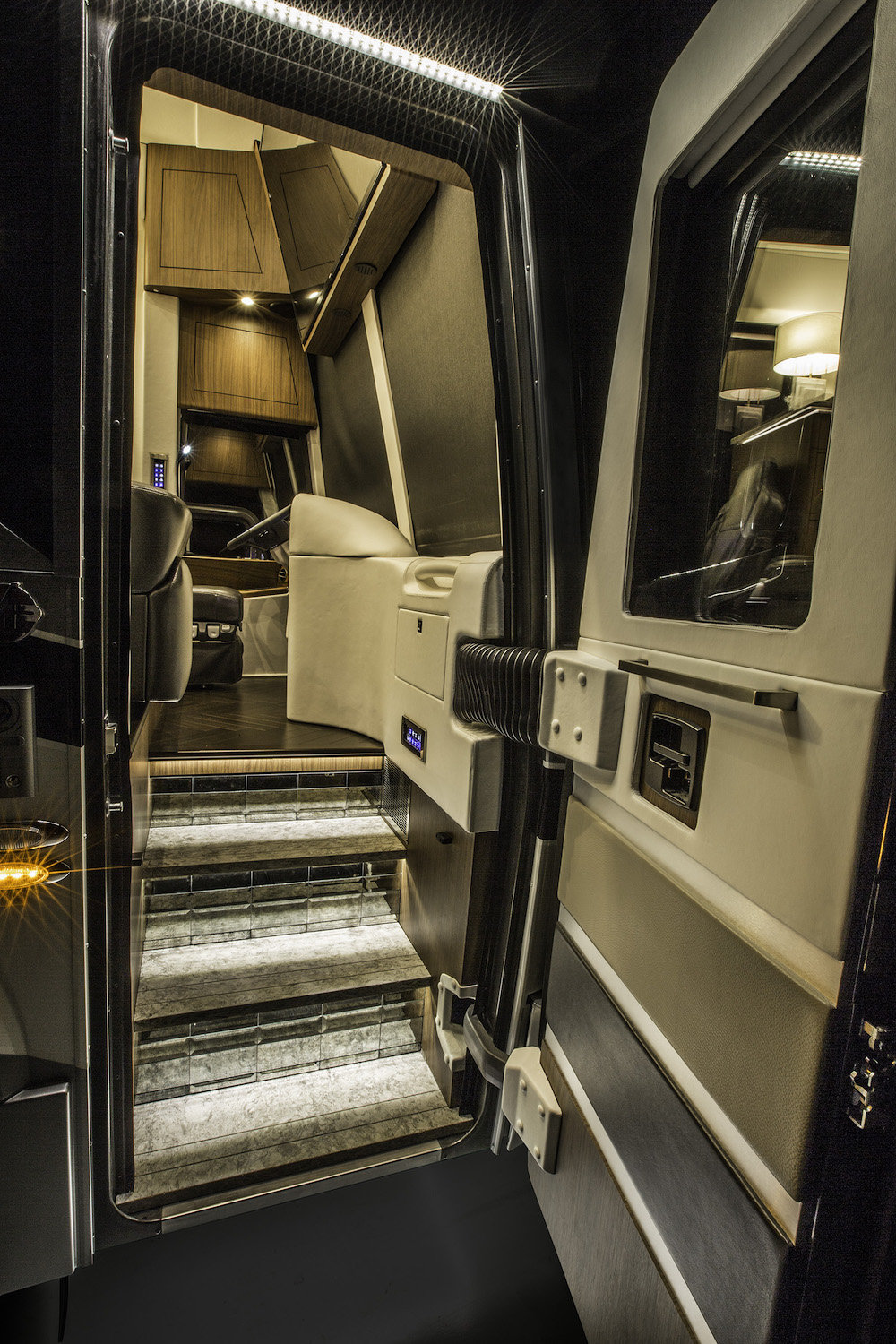 2016 Prevost Featherlite H3-45 For Sale