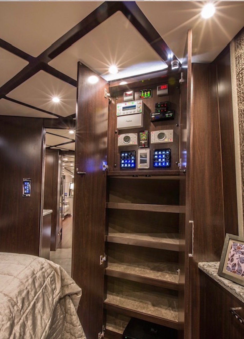 2018 Prevost Featherlite H3-45 For Sale