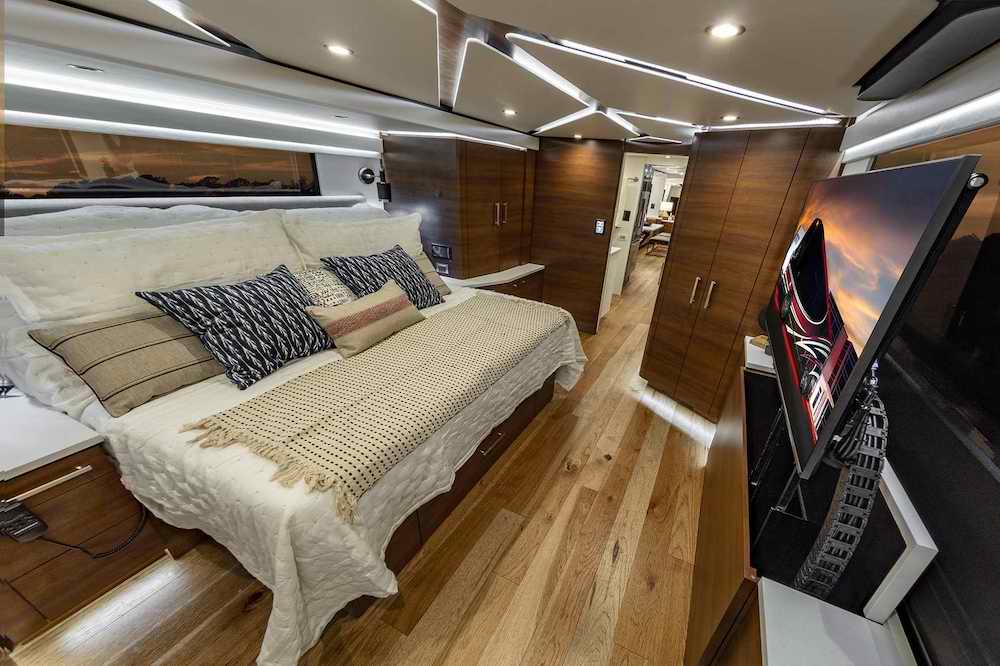 2021 Prevost Featherlite H3-45 For Sale