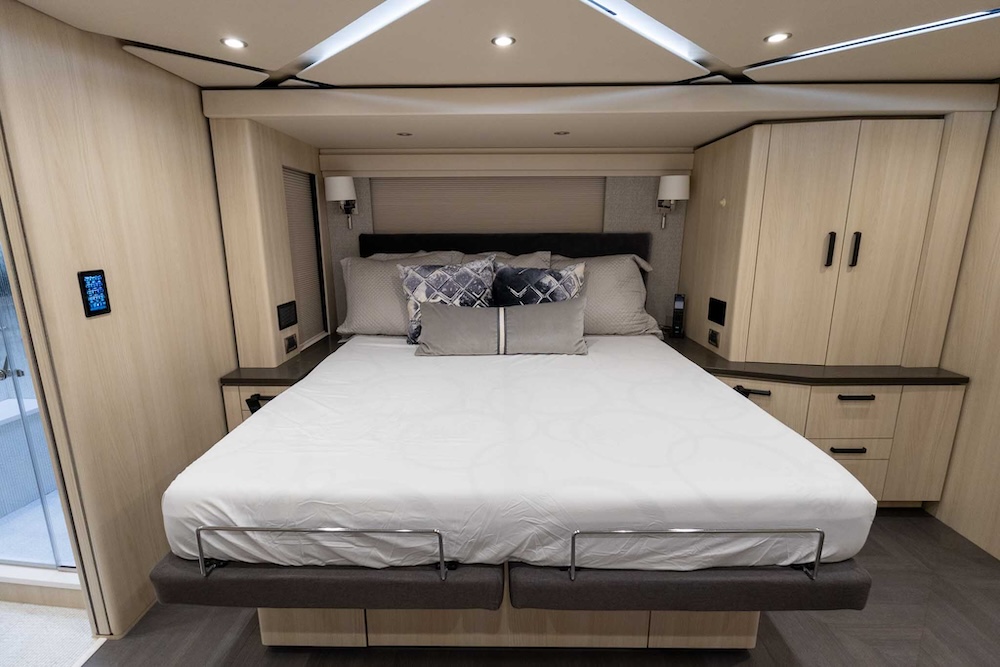 2021 Prevost Featherlite H3-45 For Sale