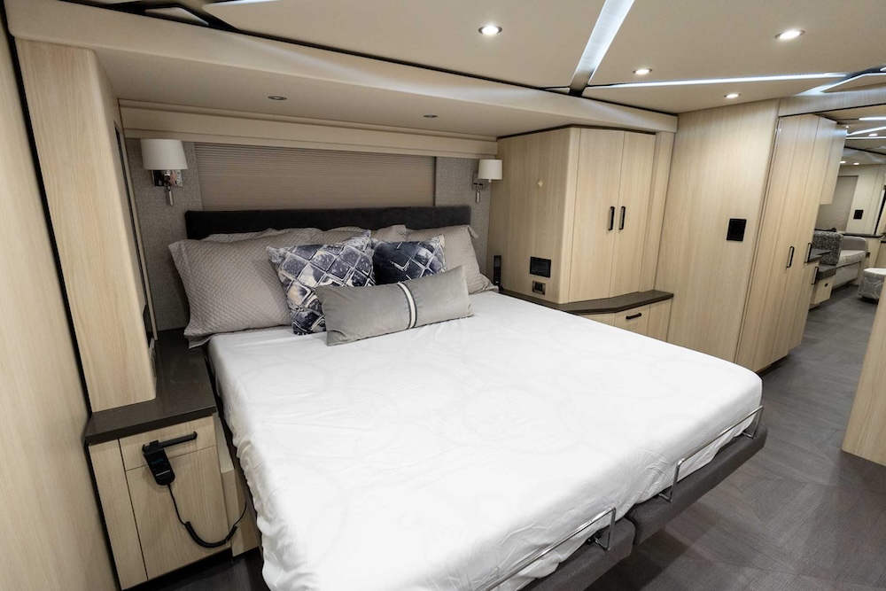2021 Prevost Featherlite H3-45 For Sale