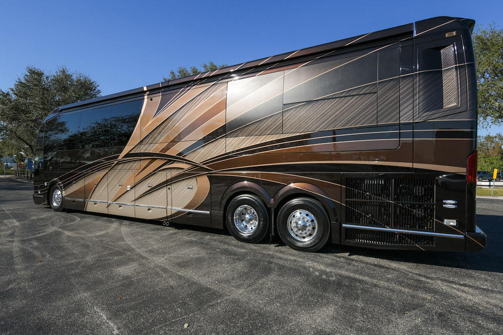 2022 Prevost Featherlite H3-45 For Sale