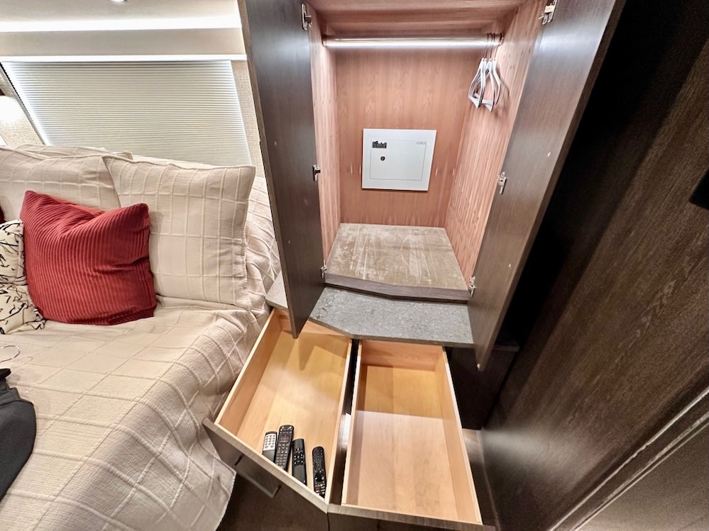 2026 Prevost Featherlite H3-45 For Sale