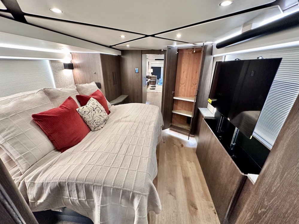 2026 Prevost Featherlite H3-45 For Sale