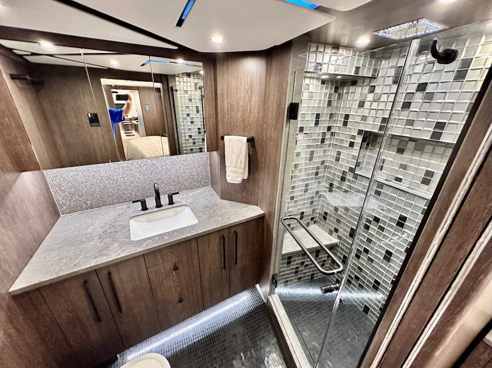 2026 Prevost Featherlite H3-45 For Sale