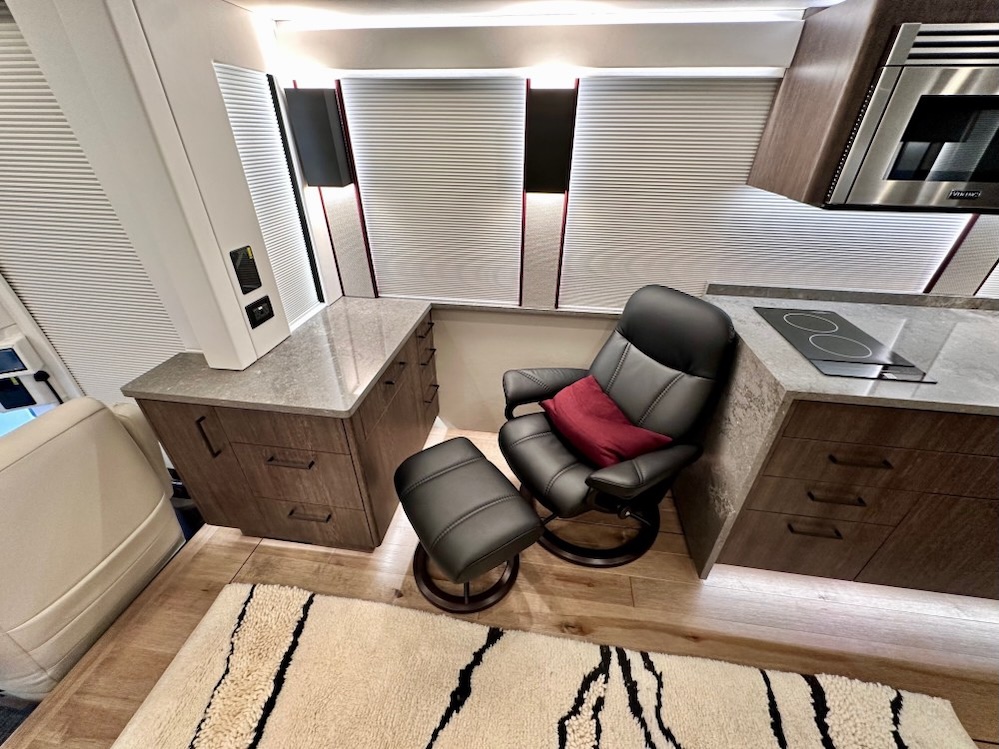 2026 Prevost Featherlite H3-45 For Sale
