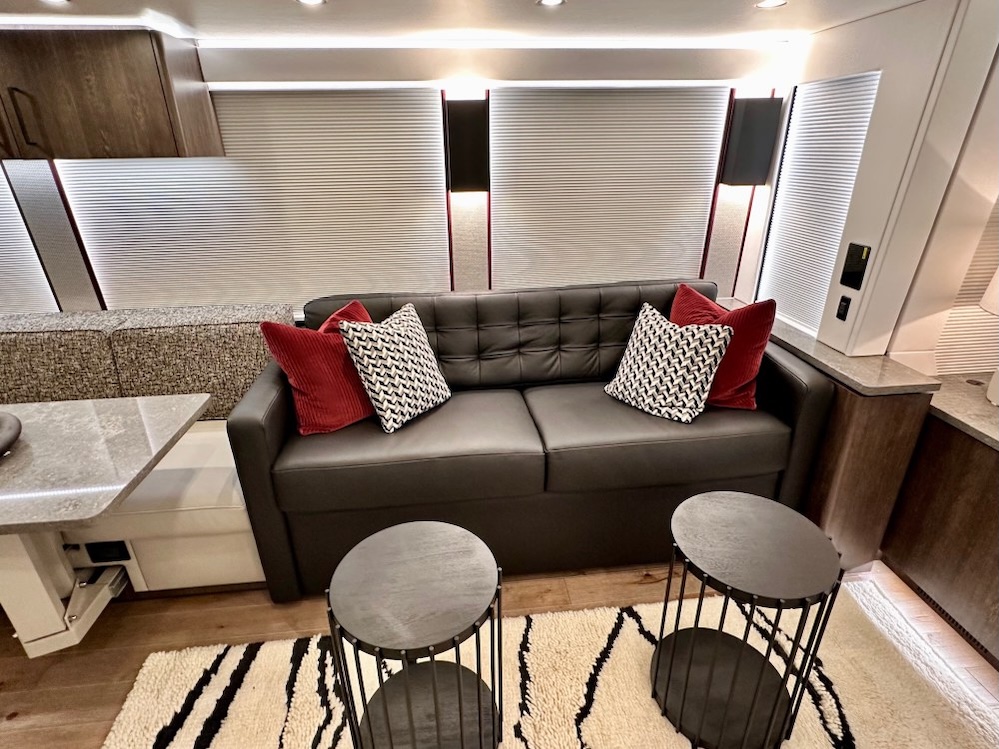 2026 Prevost Featherlite H3-45 For Sale
