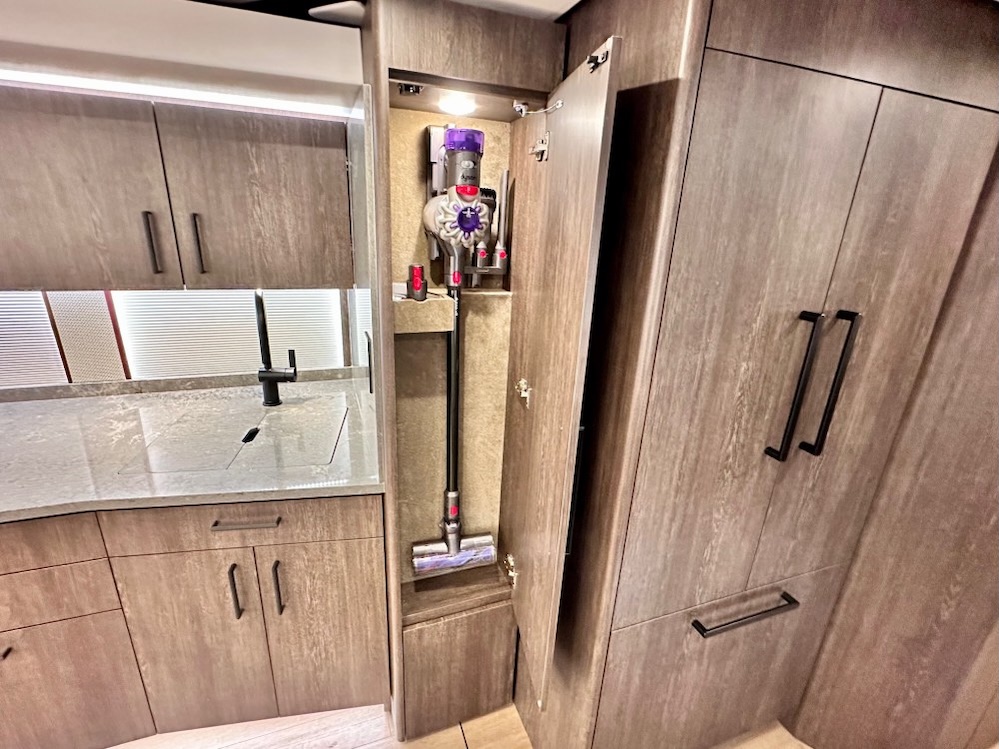 2026 Prevost Featherlite H3-45 For Sale