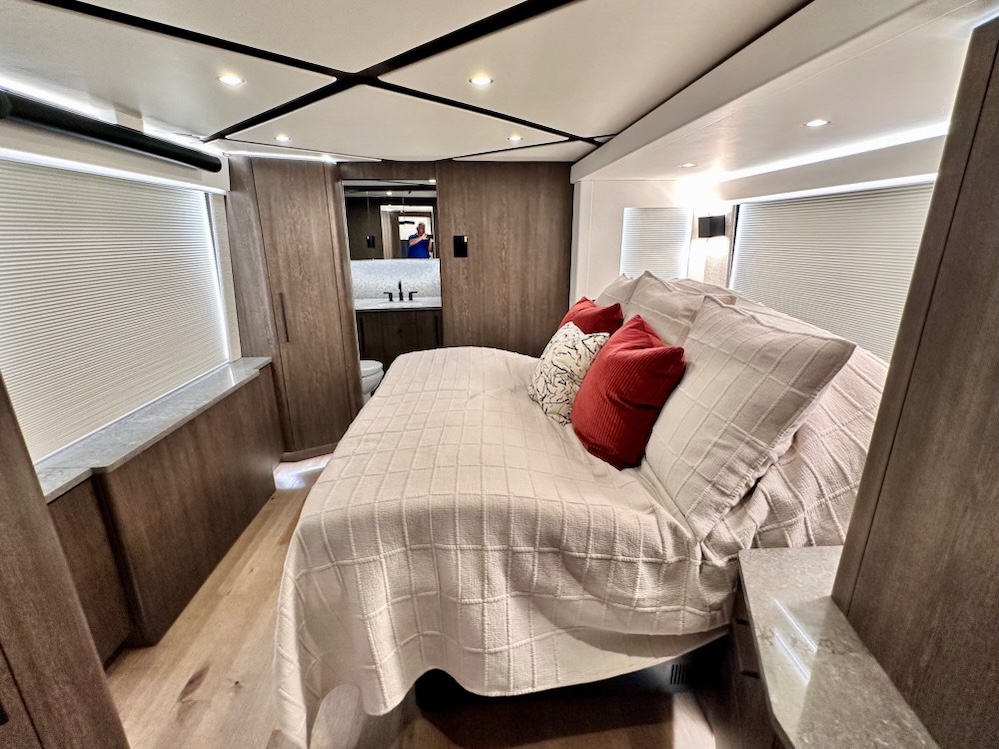 2026 Prevost Featherlite H3-45 For Sale