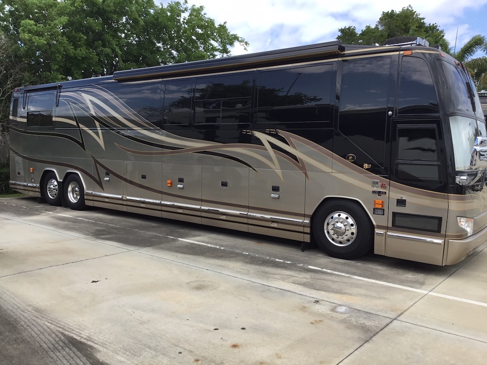 2000 Prevost Featherlite H3-45 For Sale