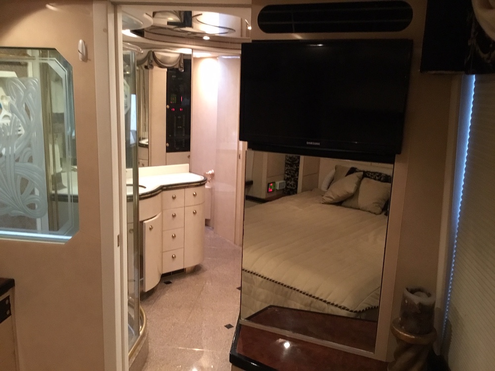 2000 Prevost Featherlite H3-45 For Sale