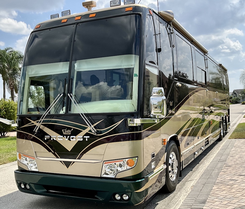 2000 Prevost Featherlite H3-45 For Sale