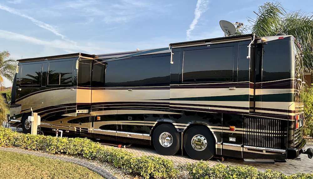 2000 Prevost Featherlite H3-45 For Sale