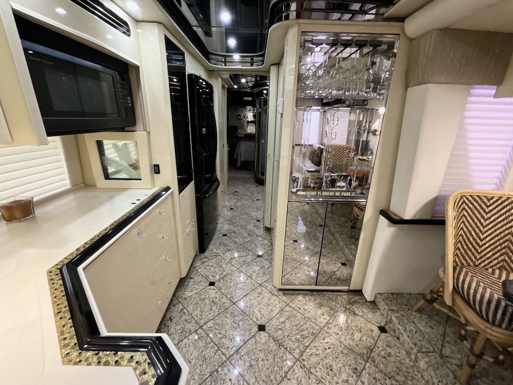 2000 Prevost Featherlite H3-45 For Sale