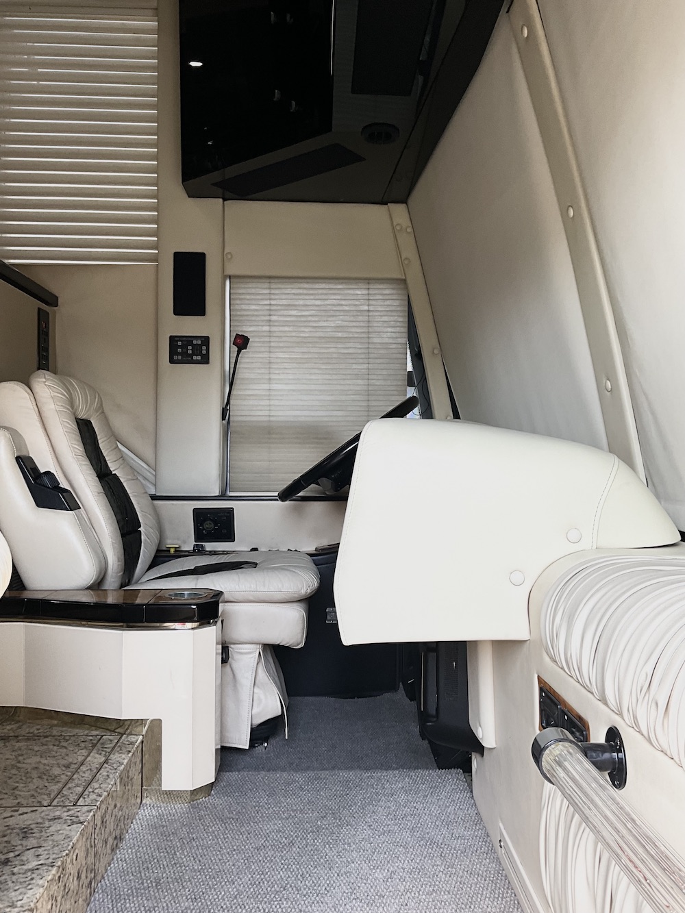 2000 Prevost Featherlite H3-45 For Sale