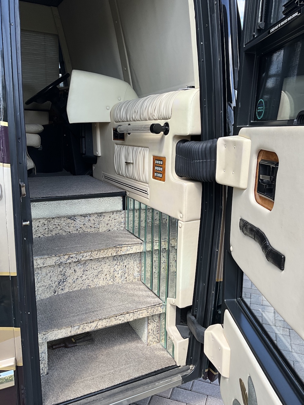 2000 Prevost Featherlite H3-45 For Sale