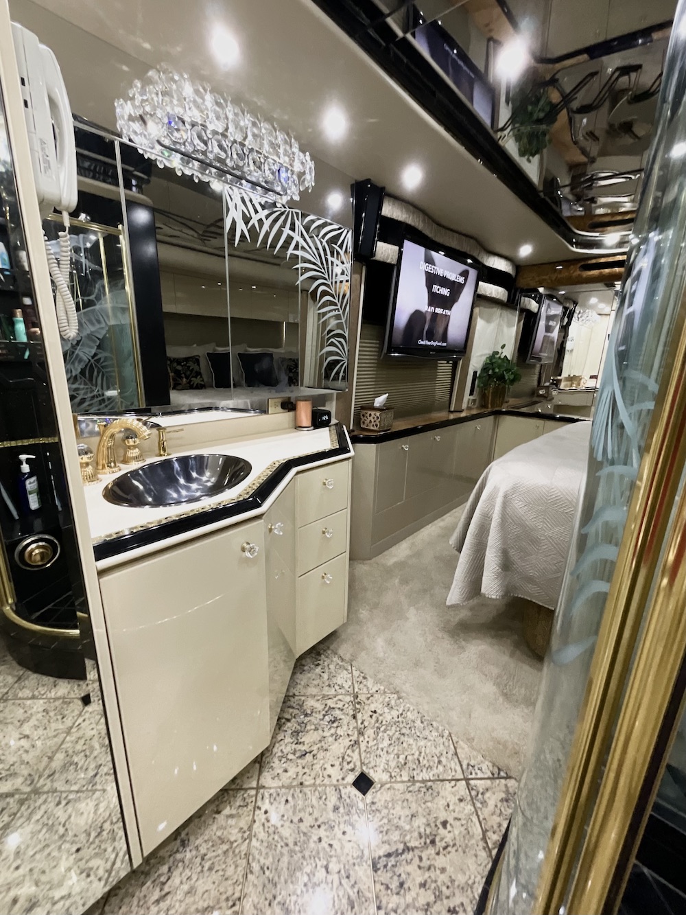 2000 Prevost Featherlite H3-45 For Sale