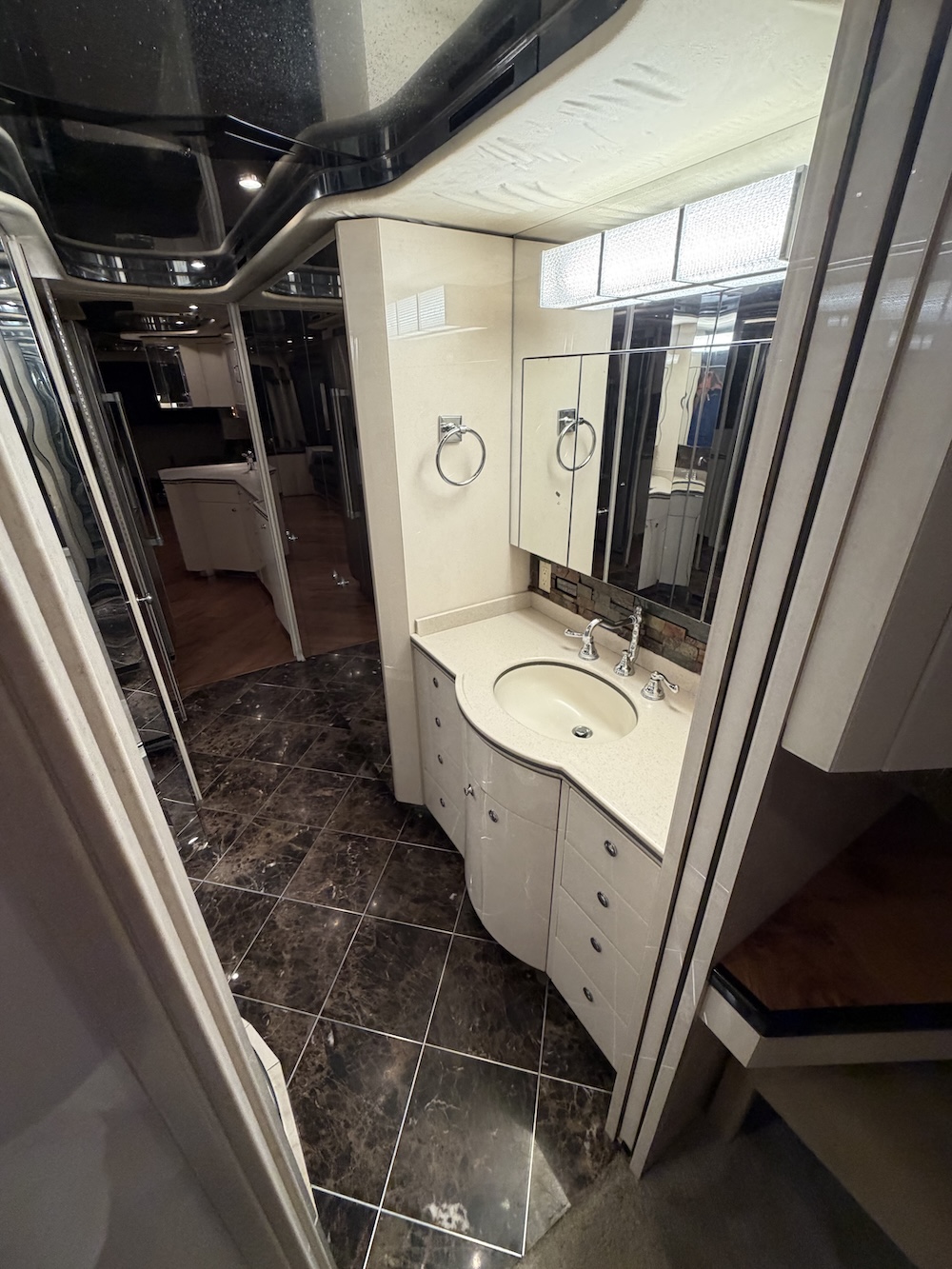 2000 Prevost Featherlite H3-45 For Sale