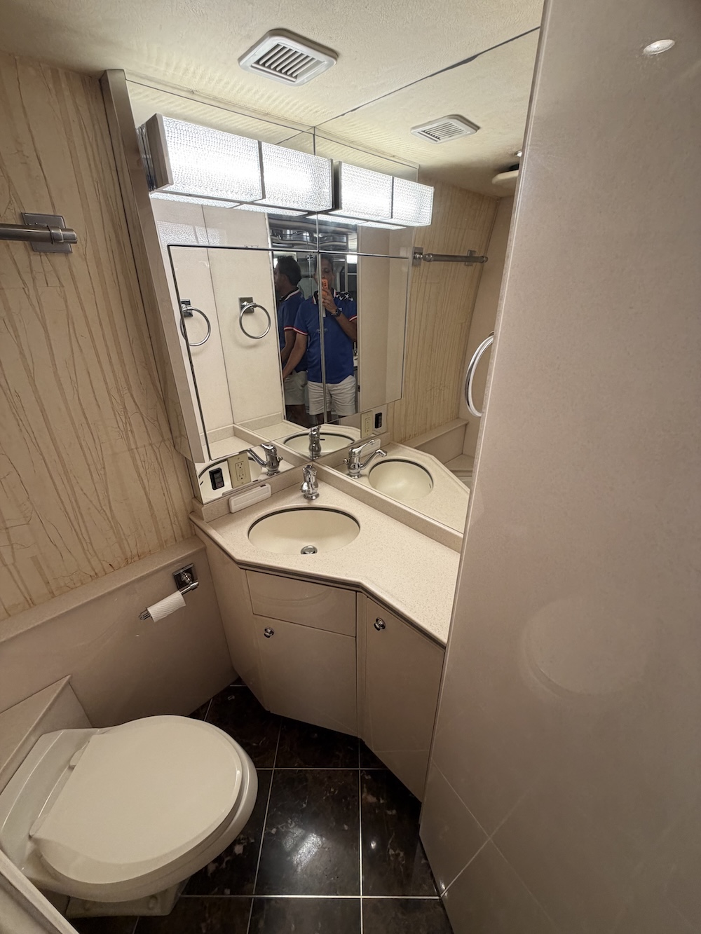 2000 Prevost Featherlite H3-45 For Sale