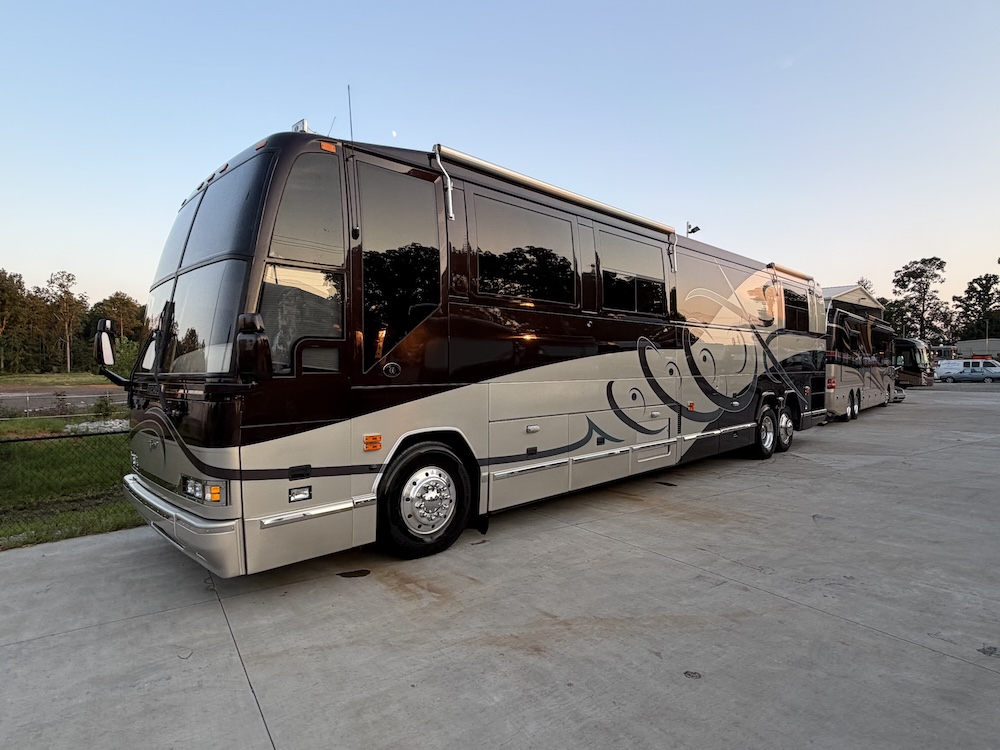 2000 Prevost Featherlite H3-45 For Sale