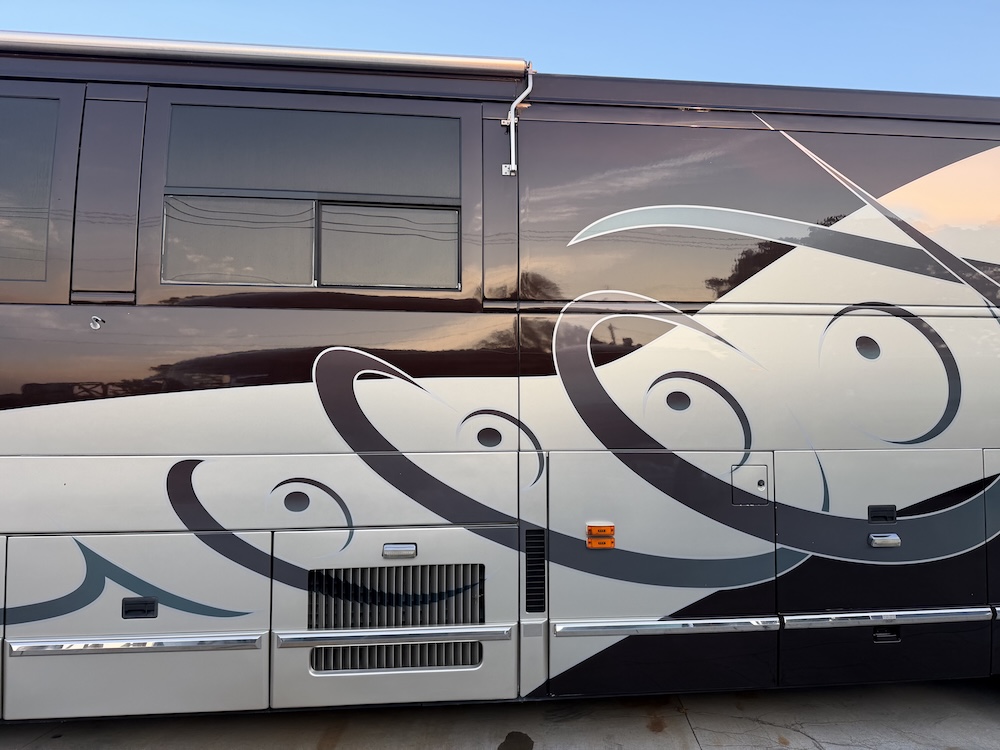 2000 Prevost Featherlite H3-45 For Sale