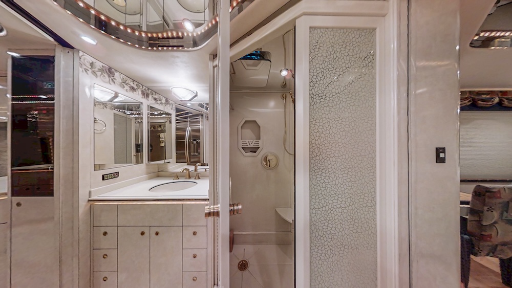 2000 Prevost Featherlite H3-45 For Sale