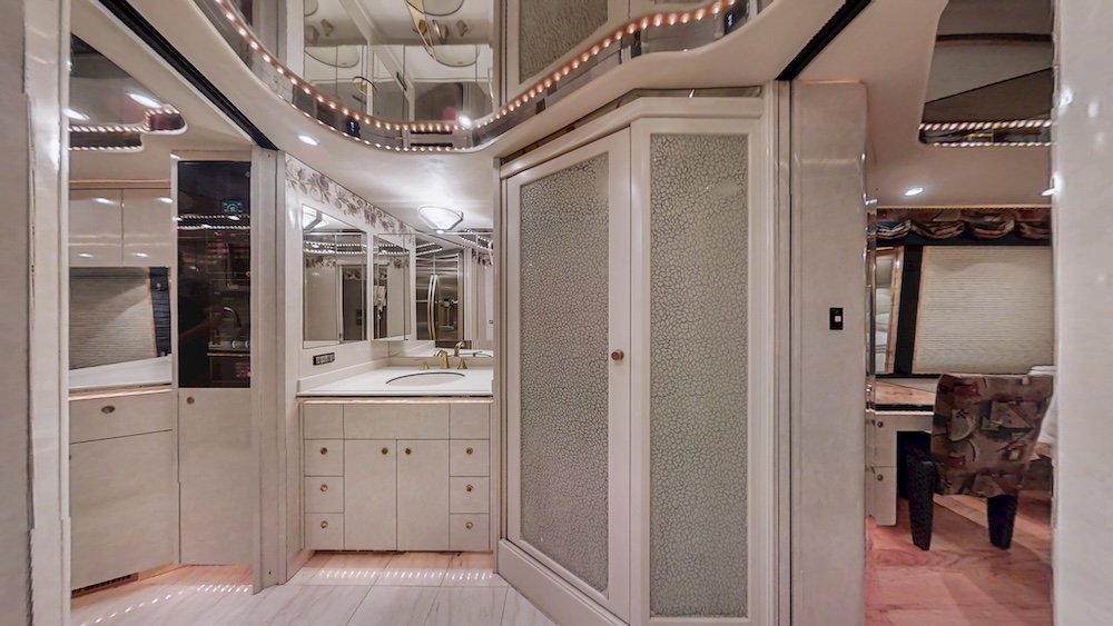 2000 Prevost Featherlite H3-45 For Sale