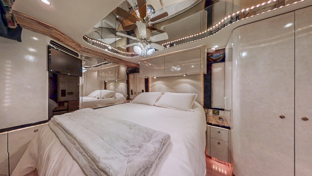 2000 Prevost Featherlite H3-45 For Sale