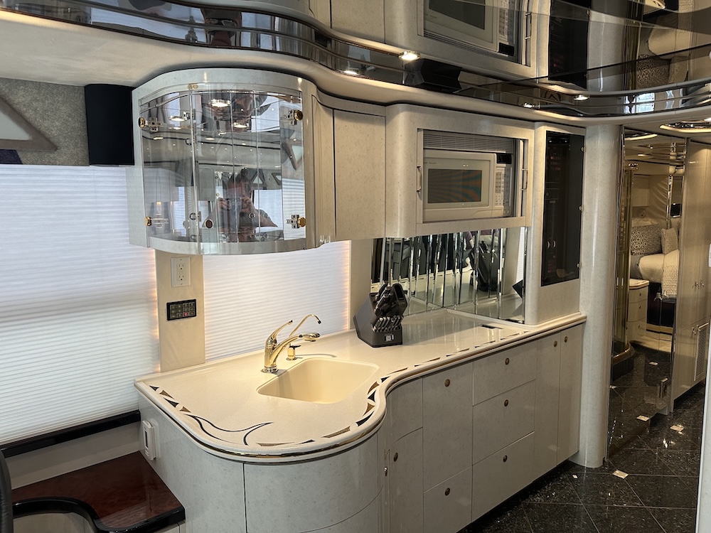 2001 Prevost Featherlite H3-45 For Sale