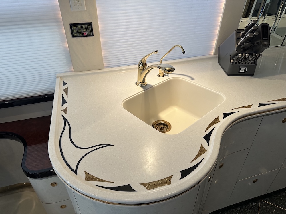 2001 Prevost Featherlite H3-45 For Sale