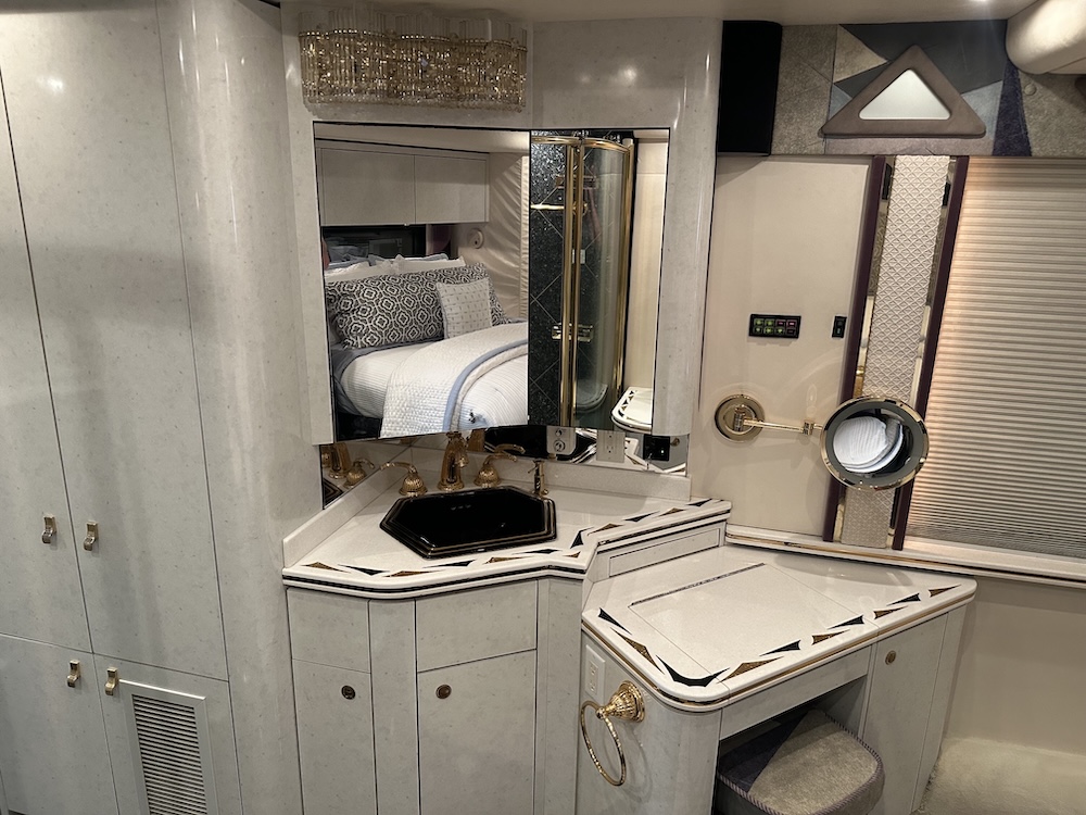 2001 Prevost Featherlite H3-45 For Sale