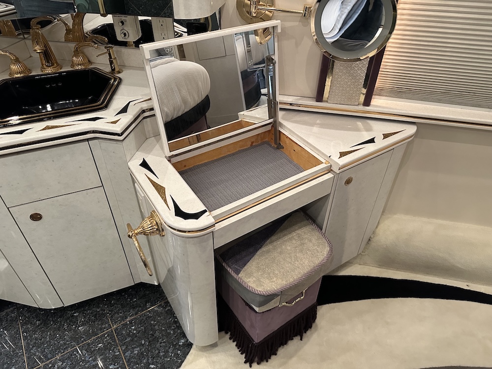 2001 Prevost Featherlite H3-45 For Sale