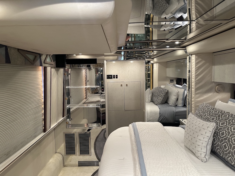 2001 Prevost Featherlite H3-45 For Sale