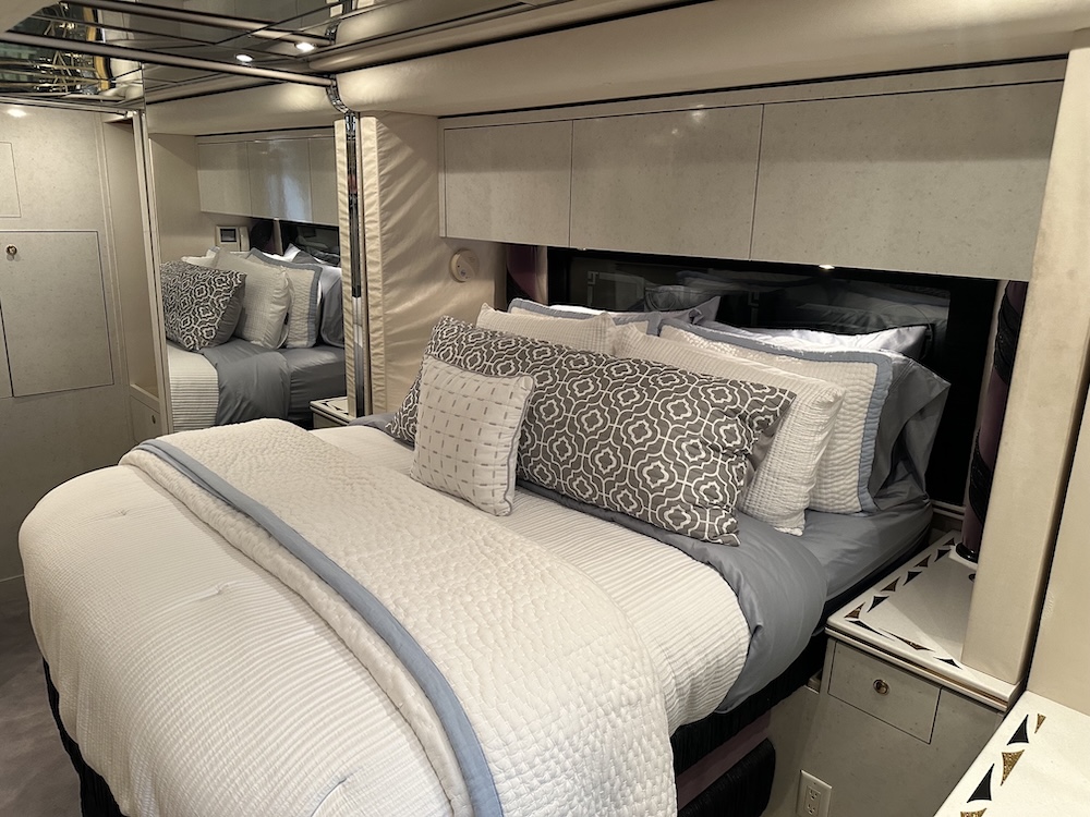 2001 Prevost Featherlite H3-45 For Sale