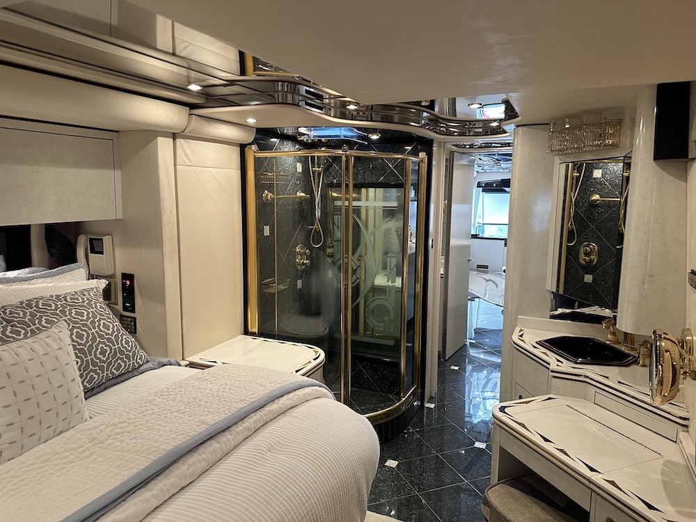 2001 Prevost Featherlite H3-45 For Sale