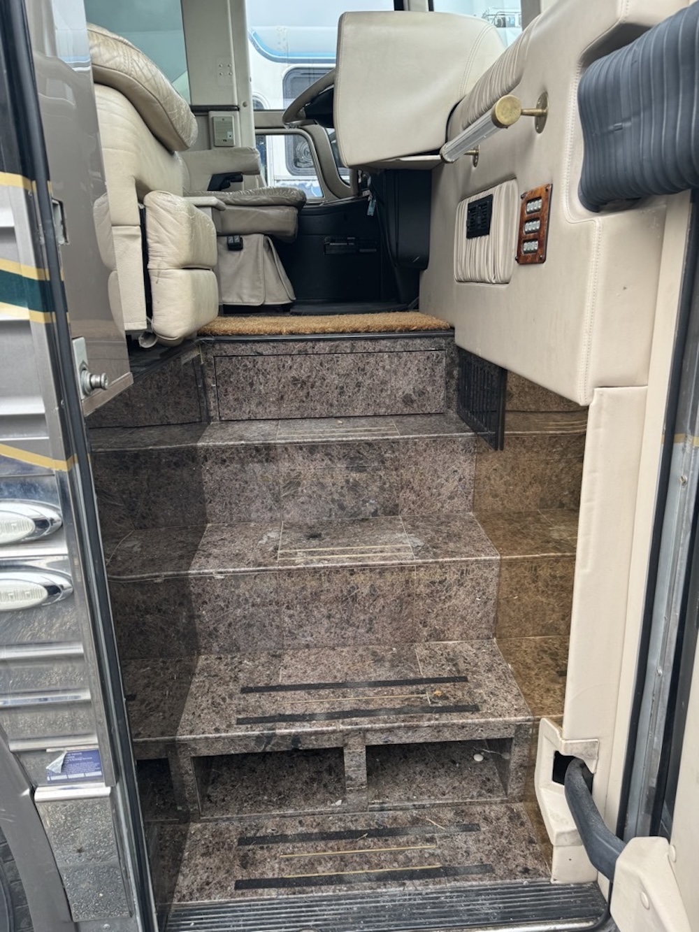 2001 Prevost Featherlite XLII For Sale