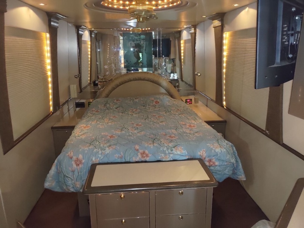 2001 Prevost Featherlite XLII For Sale