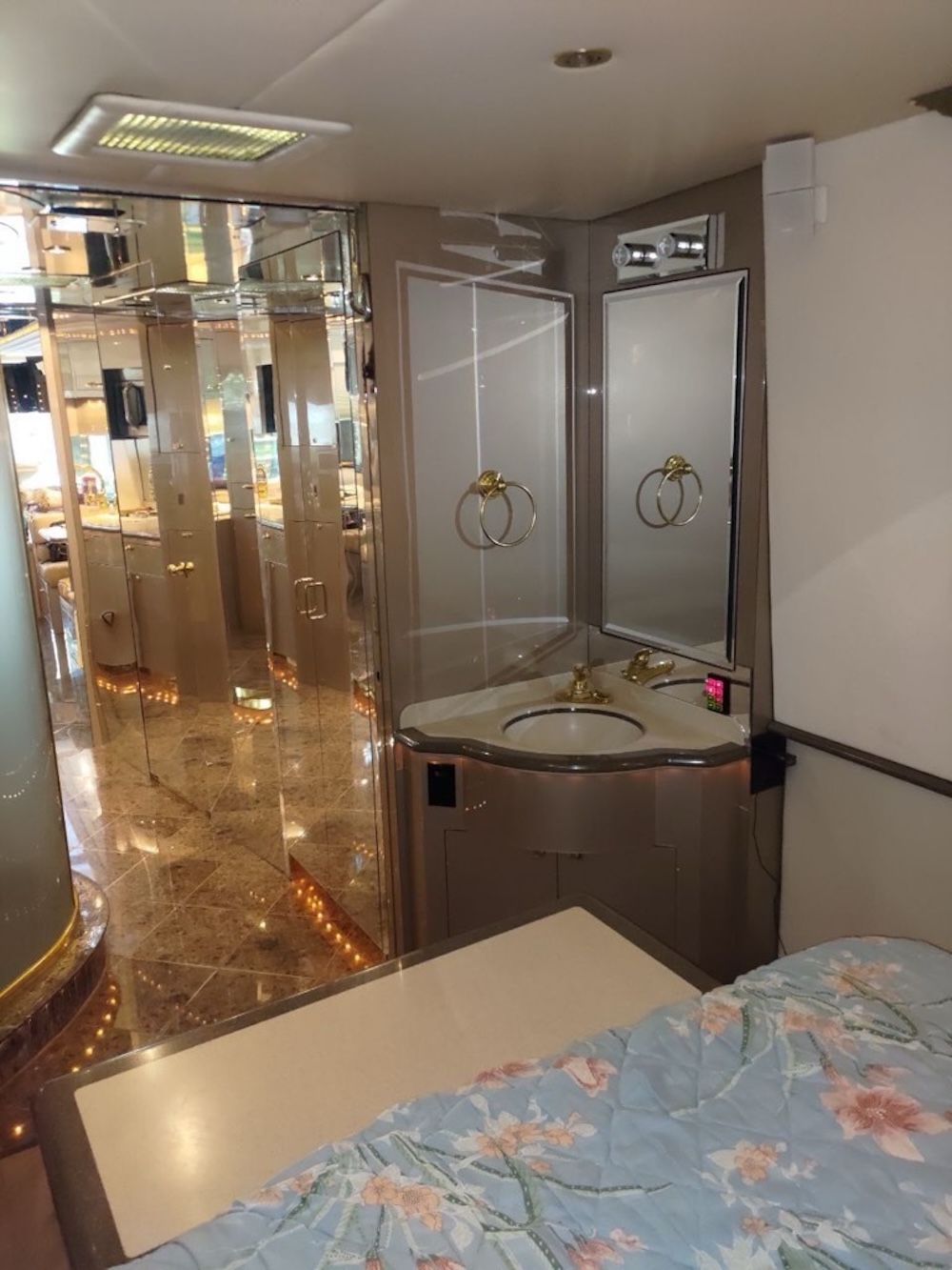 2001 Prevost Featherlite XLII For Sale