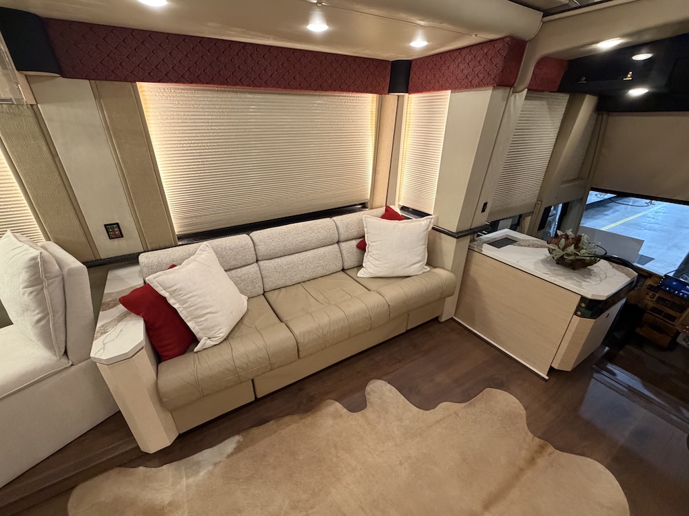 2002 Prevost Featherlite H3-45 For Sale