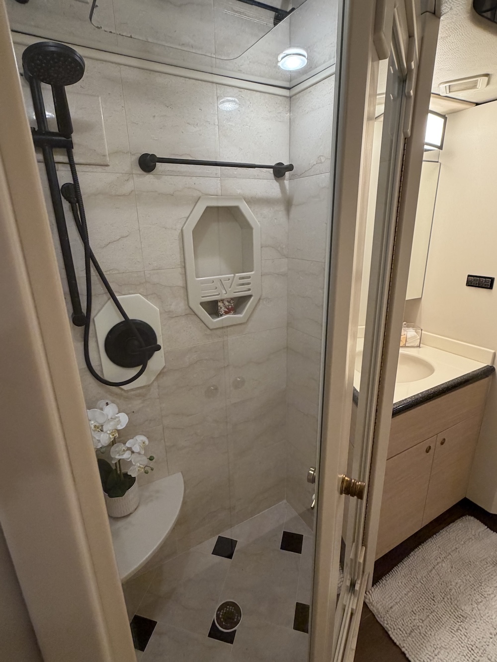 2002 Prevost Featherlite H3-45 For Sale