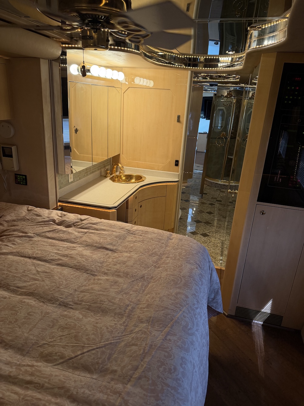 2002 Prevost Featherlite H3-45 For Sale