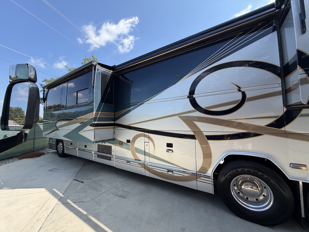 2002 Prevost Featherlite H3-45 For Sale