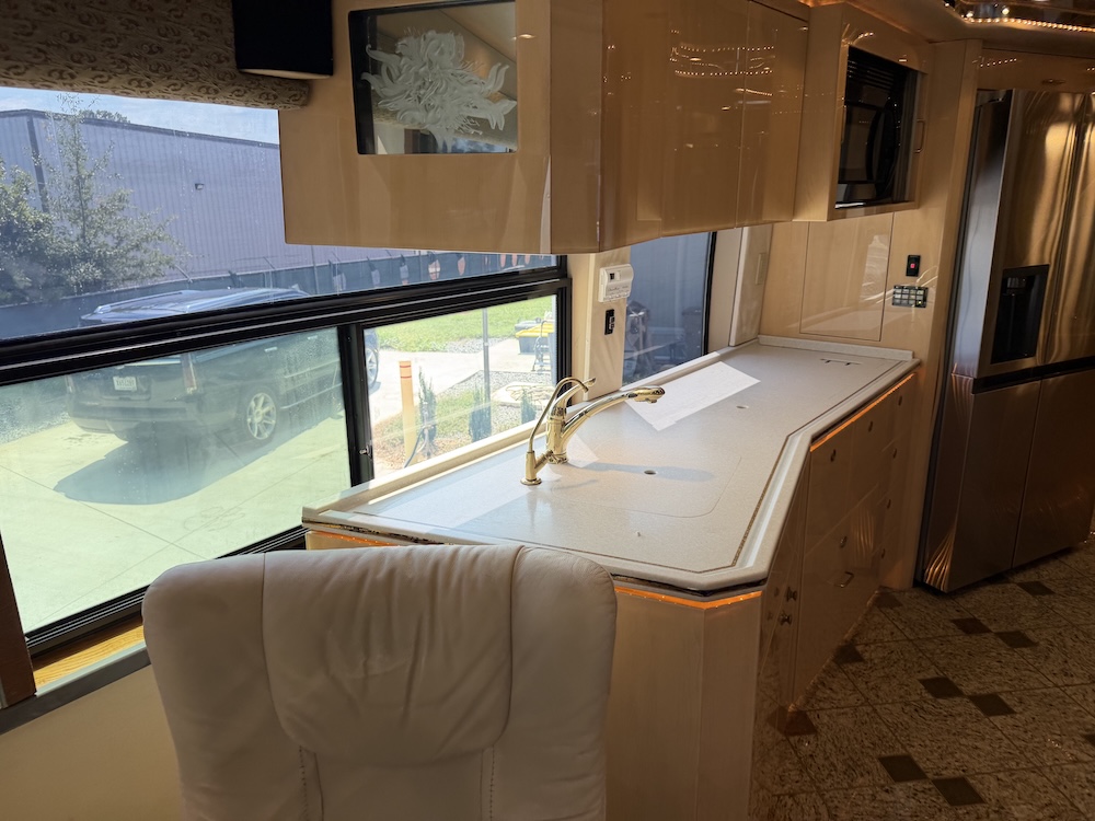 2002 Prevost Featherlite H3-45 For Sale
