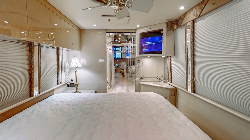 2002 Prevost Featherlite XLII For Sale