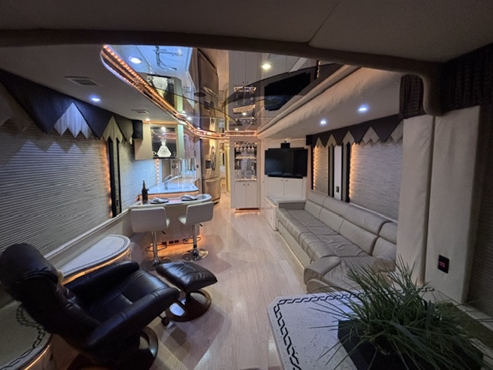 2002 Prevost Featherlite H3-45 For Sale